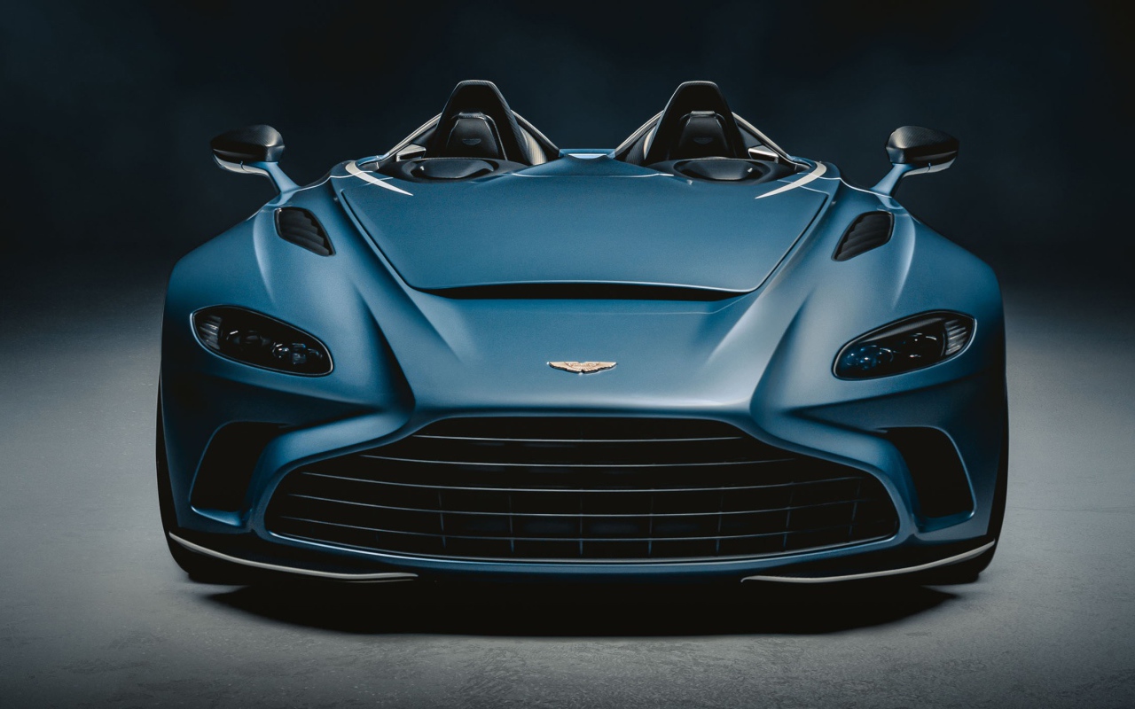 Автомобиль Aston Martin V12 Speedster 2020 года на сером фоне