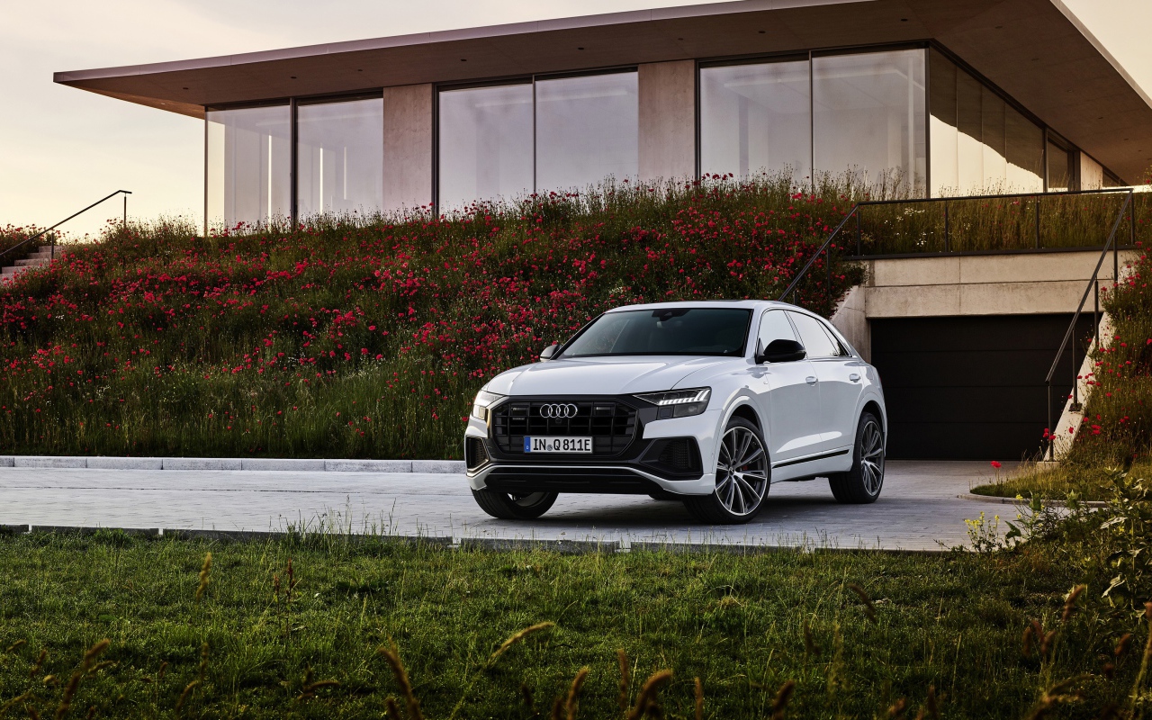 Автомобиль Audi Q8 60 TFSI E Quattro S Line 2020 года у дома