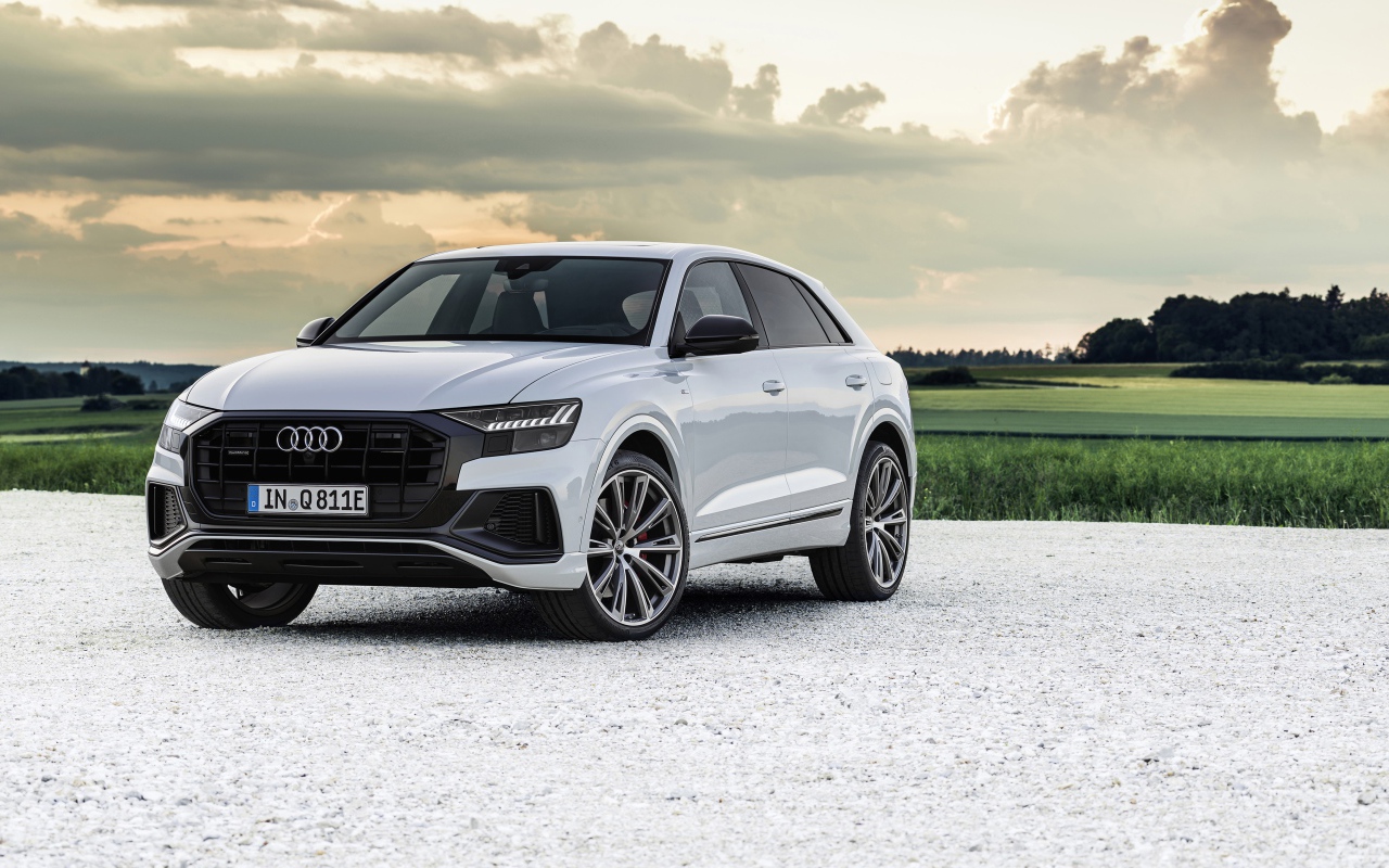 Автомобиль Audi Q8 60 TFSI E Quattro S Line 2020 года на фоне неба