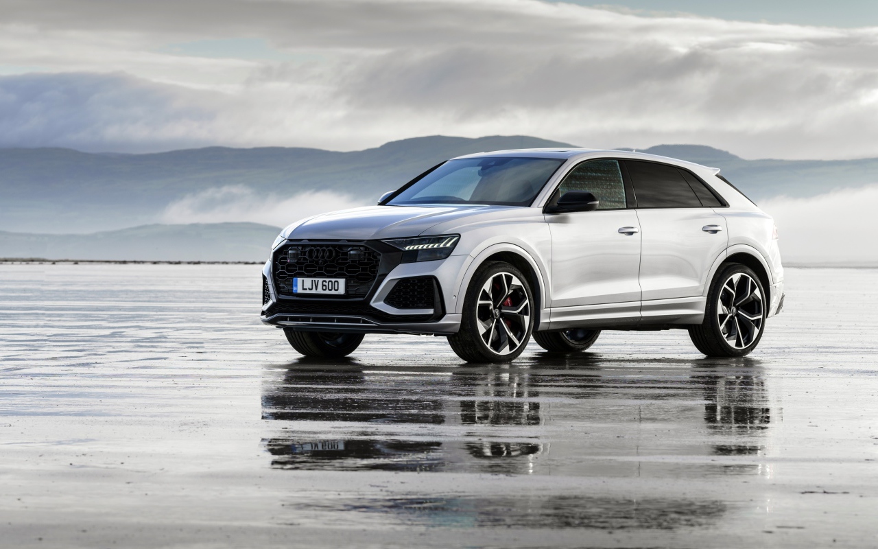 Внедорожник Audi RS Q8 2020 года на мокром асфальте 