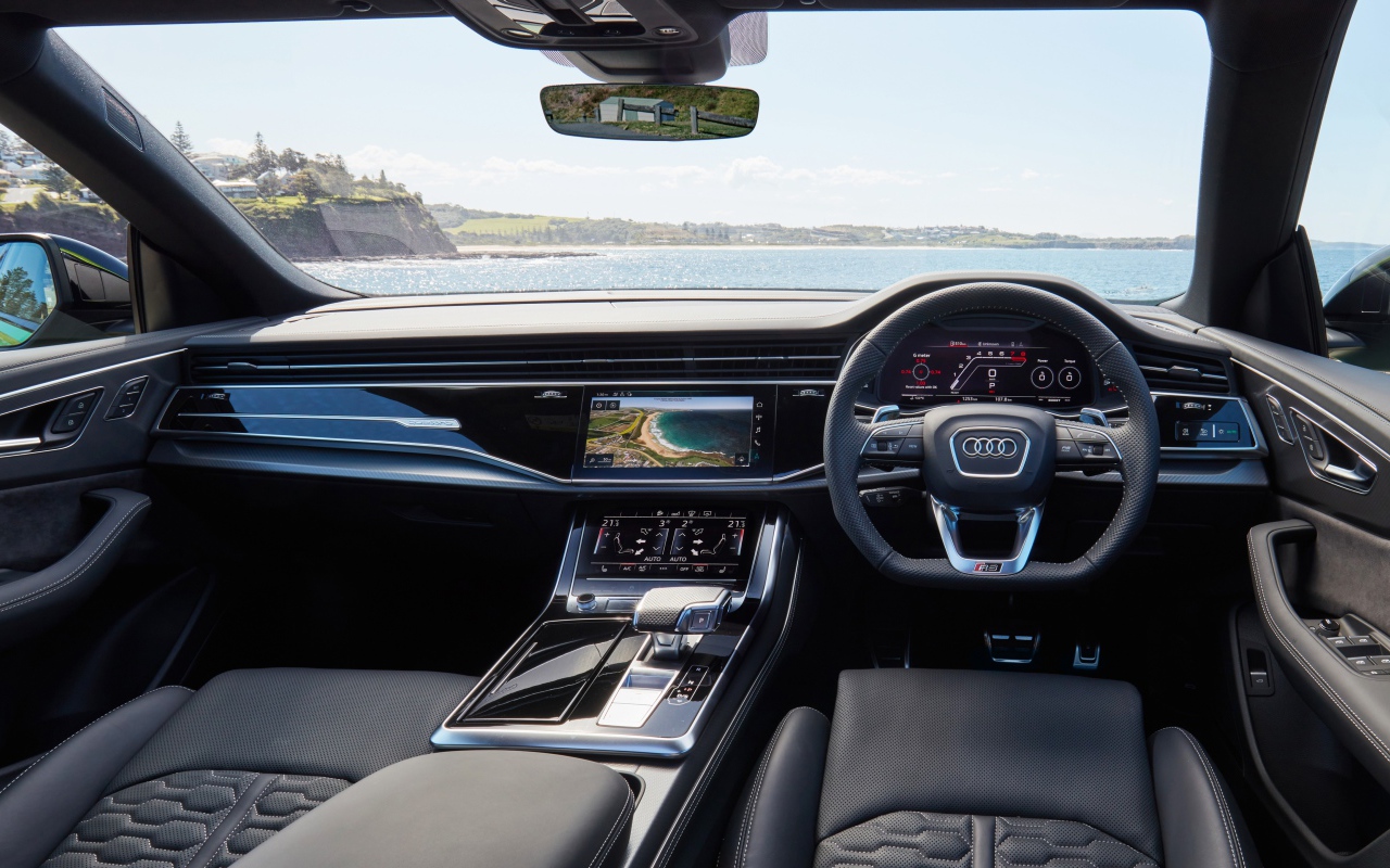 Черный кожаный салон автомобиля Audi RS Q8 2020 года 