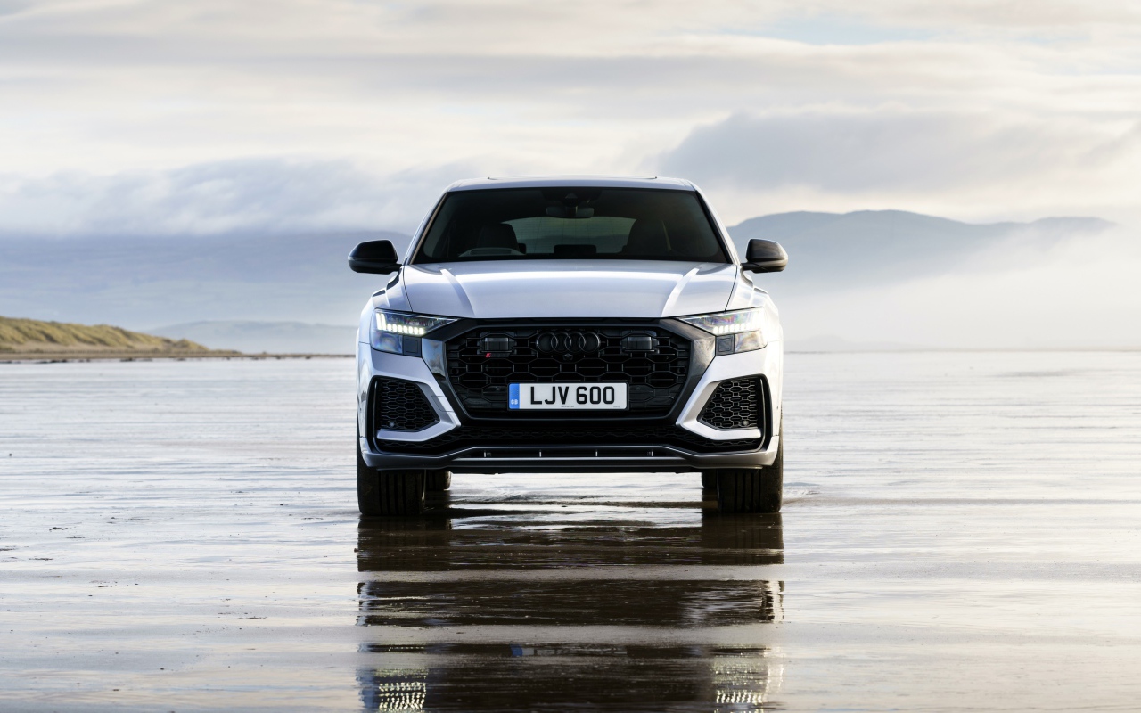 Автомобиль Audi RS Q8 2020 года вид спереди