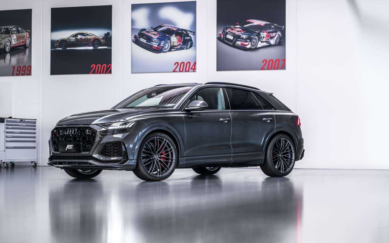 Серый автомобиль Audi RS Q8 2020 года на выставке 