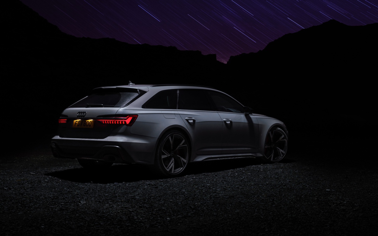 Серебристый автомобиль Audi RS 6 Avant 2020 года ночью 