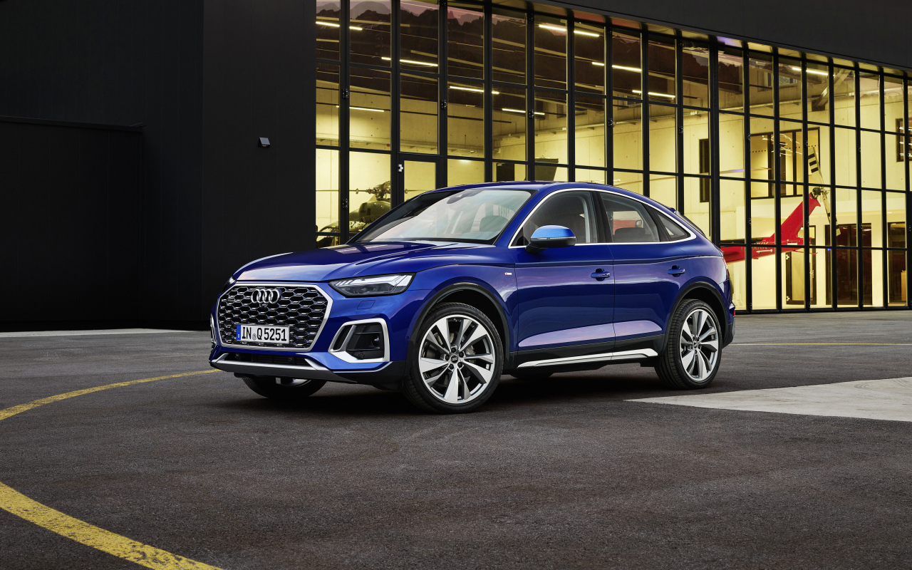 Автомобиль Audi TTS, 2021 года у здания с большими окнами