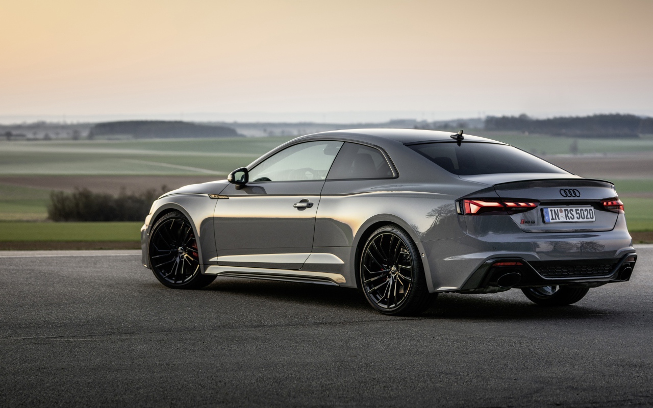 Автомобиль Audi RS 5 Coupe вид сзади 
