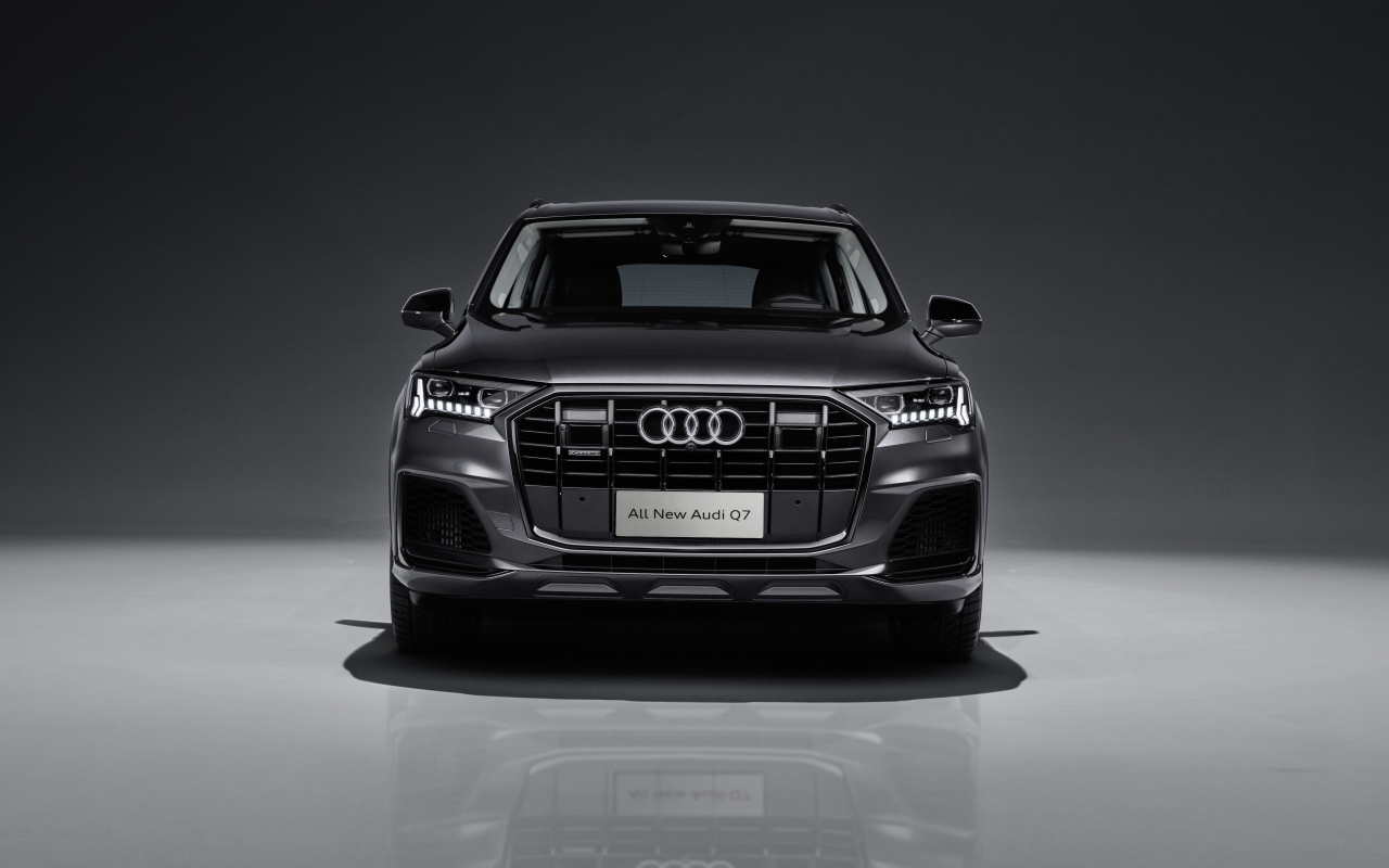 Черный автомобиль Audi Q7 55 TFSI Quattro S Line 2020 года вид спереди