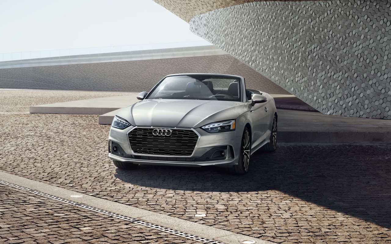 Серый автомобиль Audi A5 Cabriolet 45 TFSI, 2020 года 