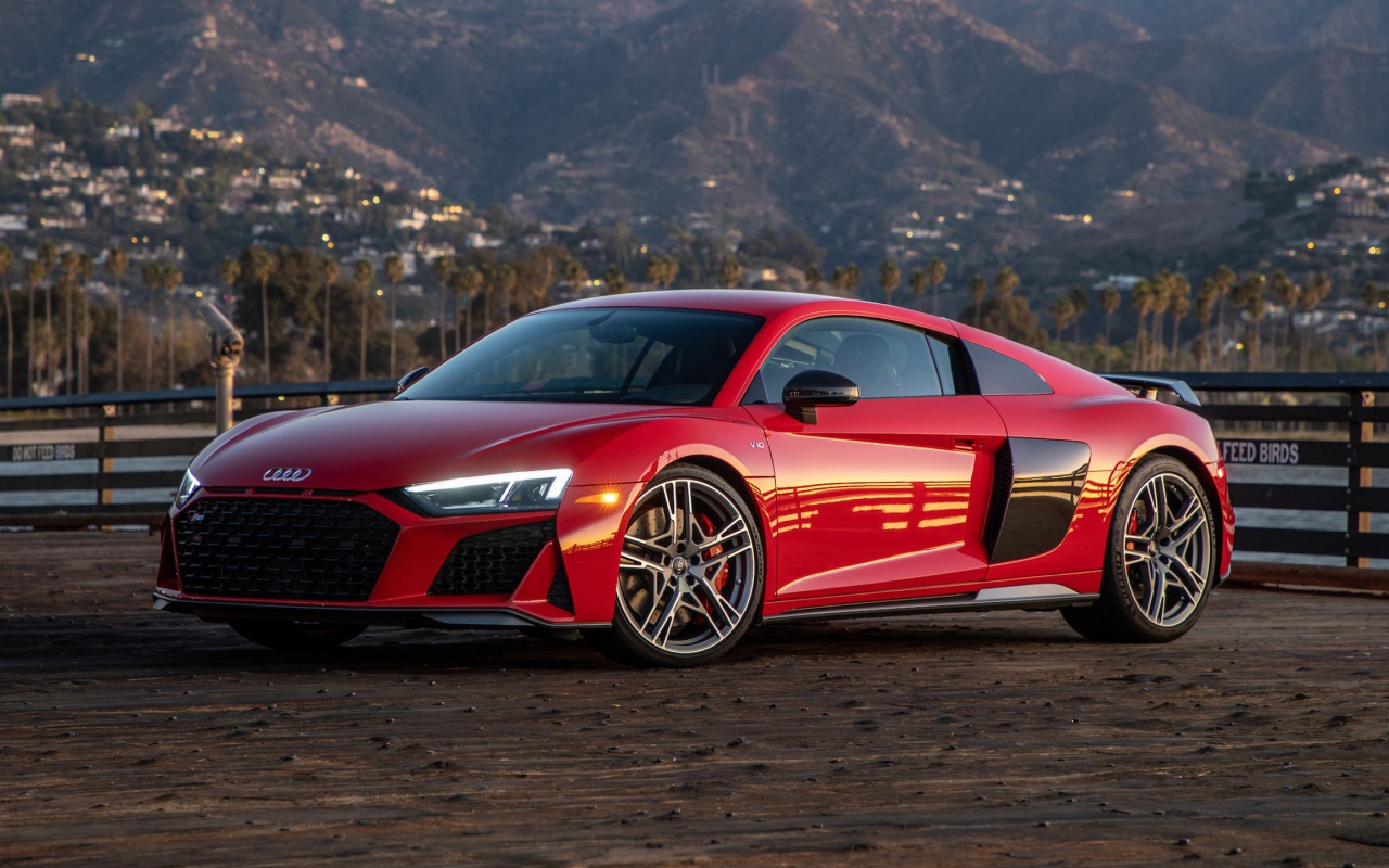 Красный автомобиль  Audi R8 V10 Performance, 2020 года на фоне гор 