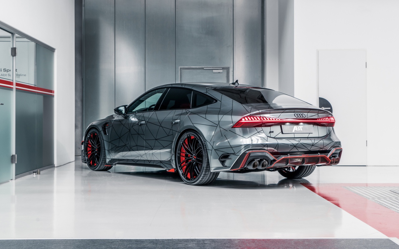 Серебристый автомобиль ABT RS7-R 2020 года вид сзади