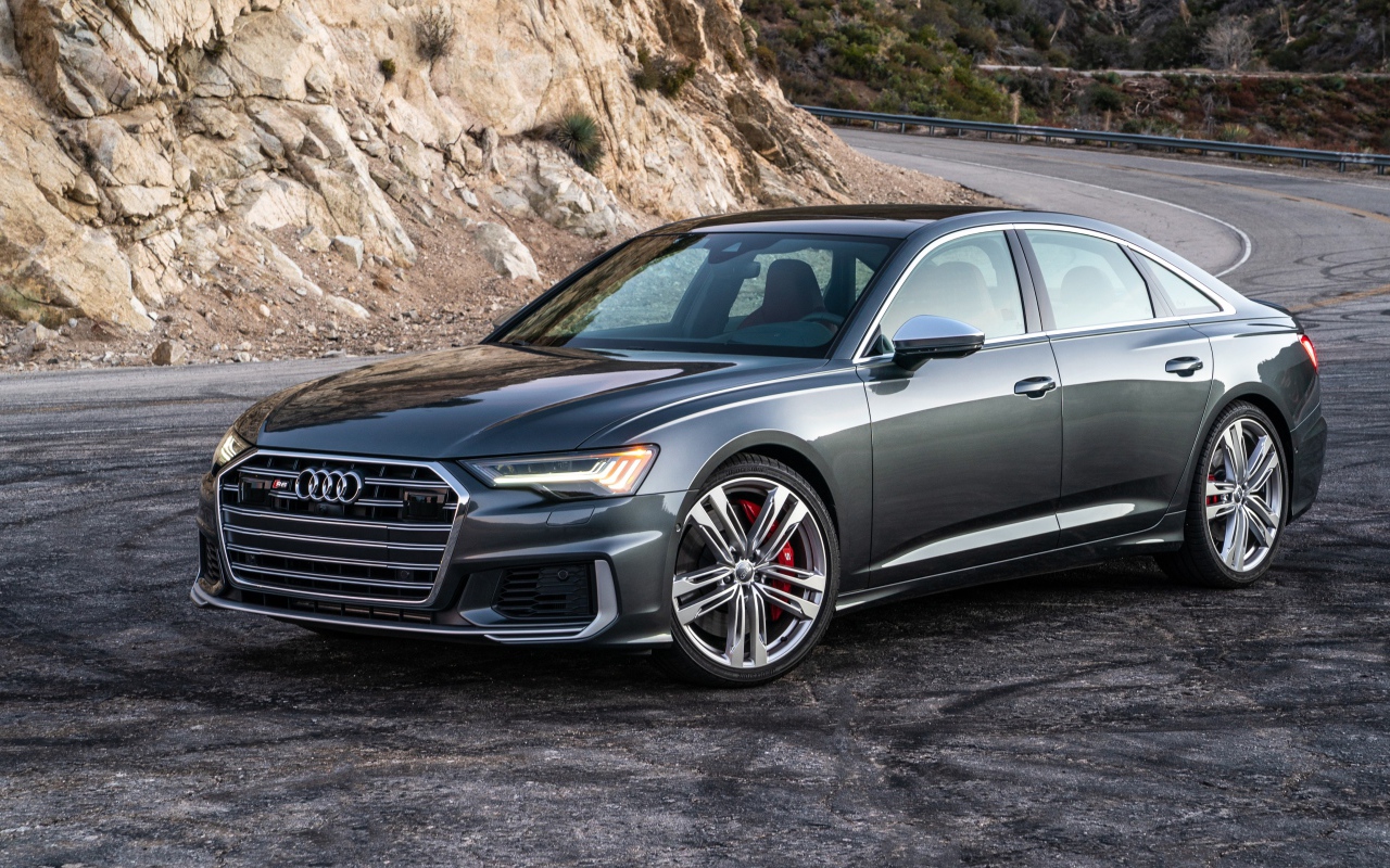 Серебристый седан  Audi S6, 2020 года на повороте 