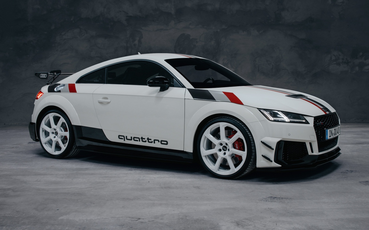 Белый автомобиль Audi TT RS Coupé 40 Jahre Quattro 2020 года на сером фоне