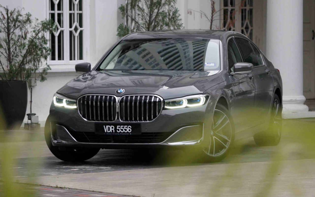 Черный автомобиль BMW 740Le XDrive 2020 года 