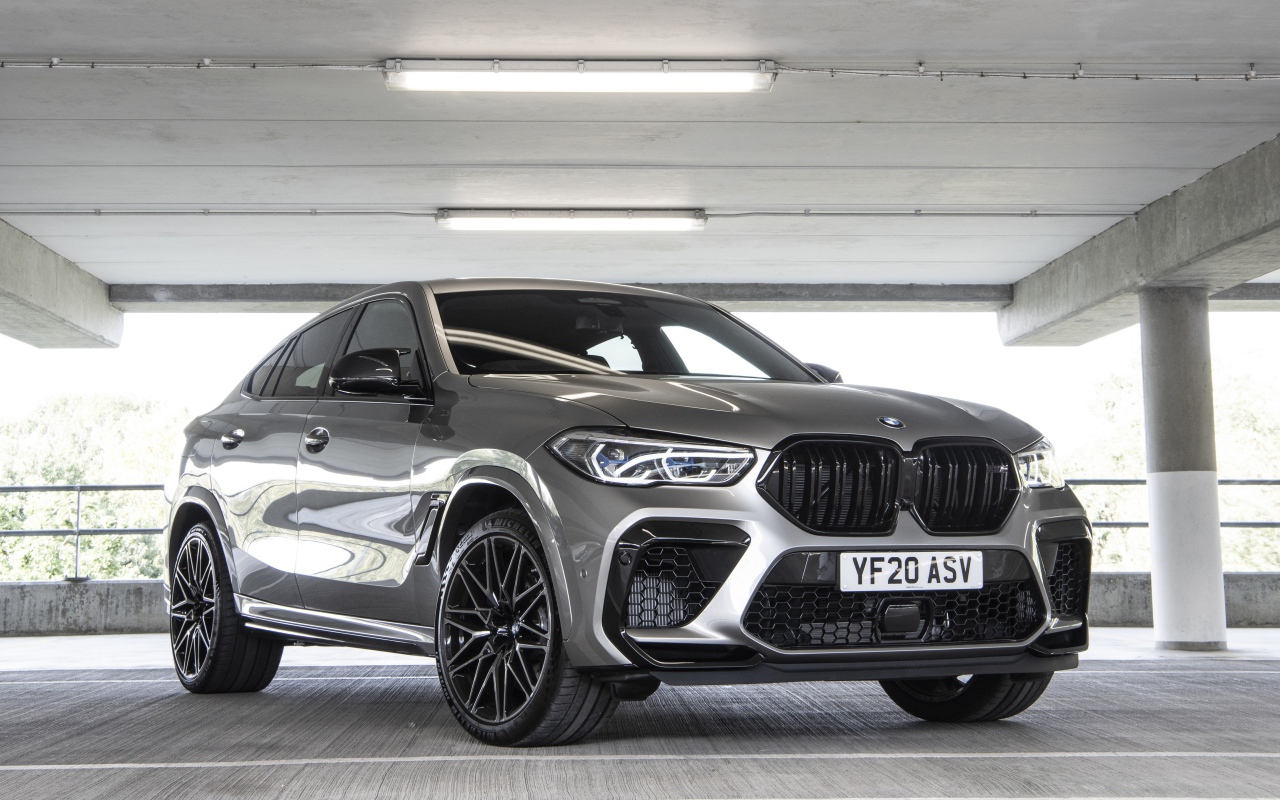 Автомобиль BMW X6 M Competition 2020 года на парковке 