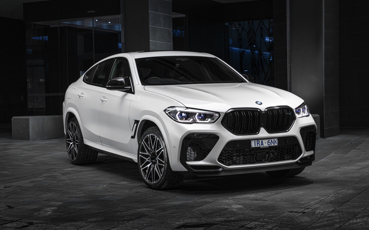 Белый автомобиль BMW X6 M Competition 2020 года 