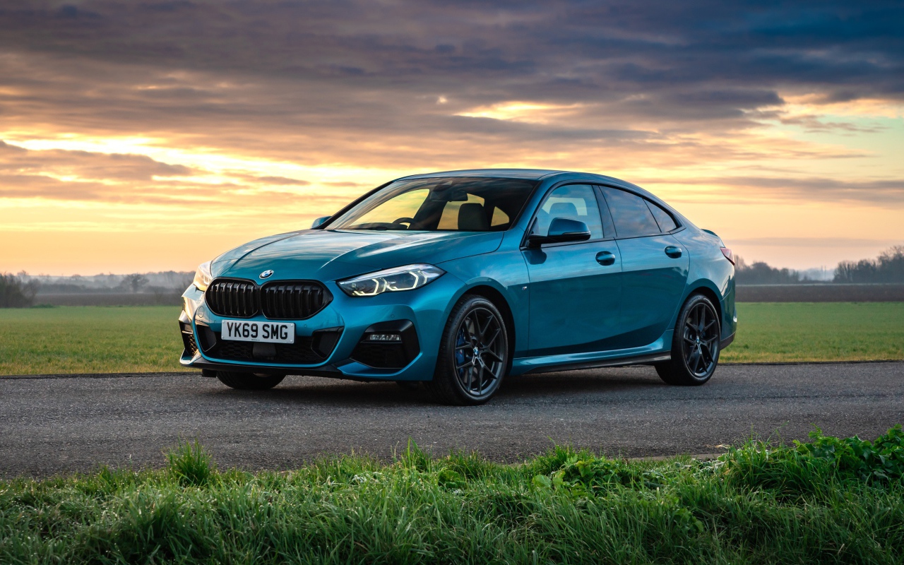 Синий автомобиль BMW 218i Gran Coupe M Sport 2020 года на фоне заката