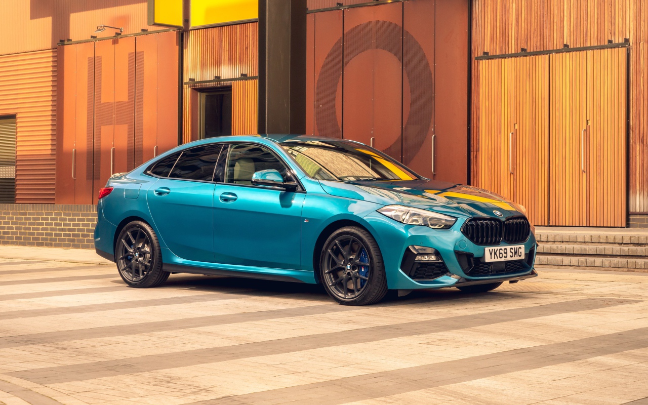 Синий автомобиль BMW 218i Gran Coupe M Sport 2020 года у здания 