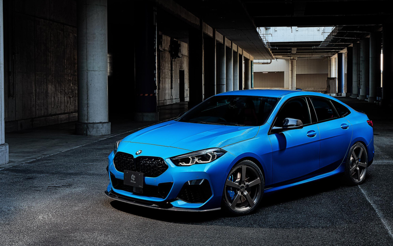 Синий автомобиль BMW 2 Series Gran Coupé 2020 года на подземной парковке