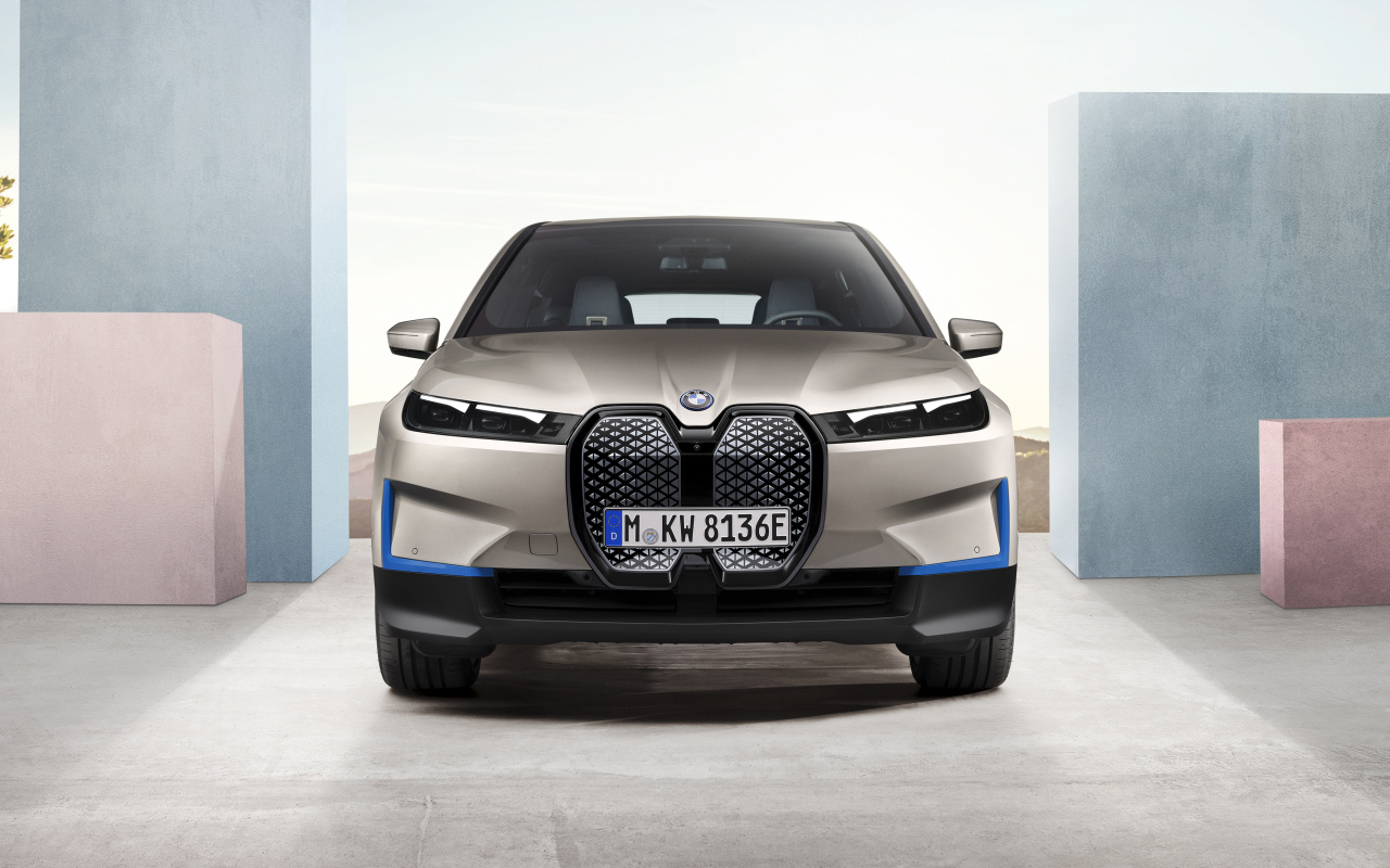 Серебристый автомобиль BMW IX 2021 года вид спереди