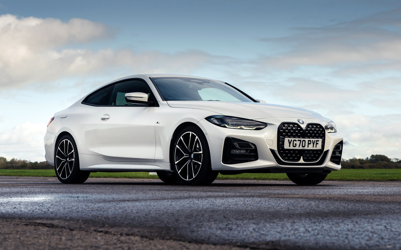 Белый автомобиль BMW 420i Coupé M Sport 2020 года на фоне неба