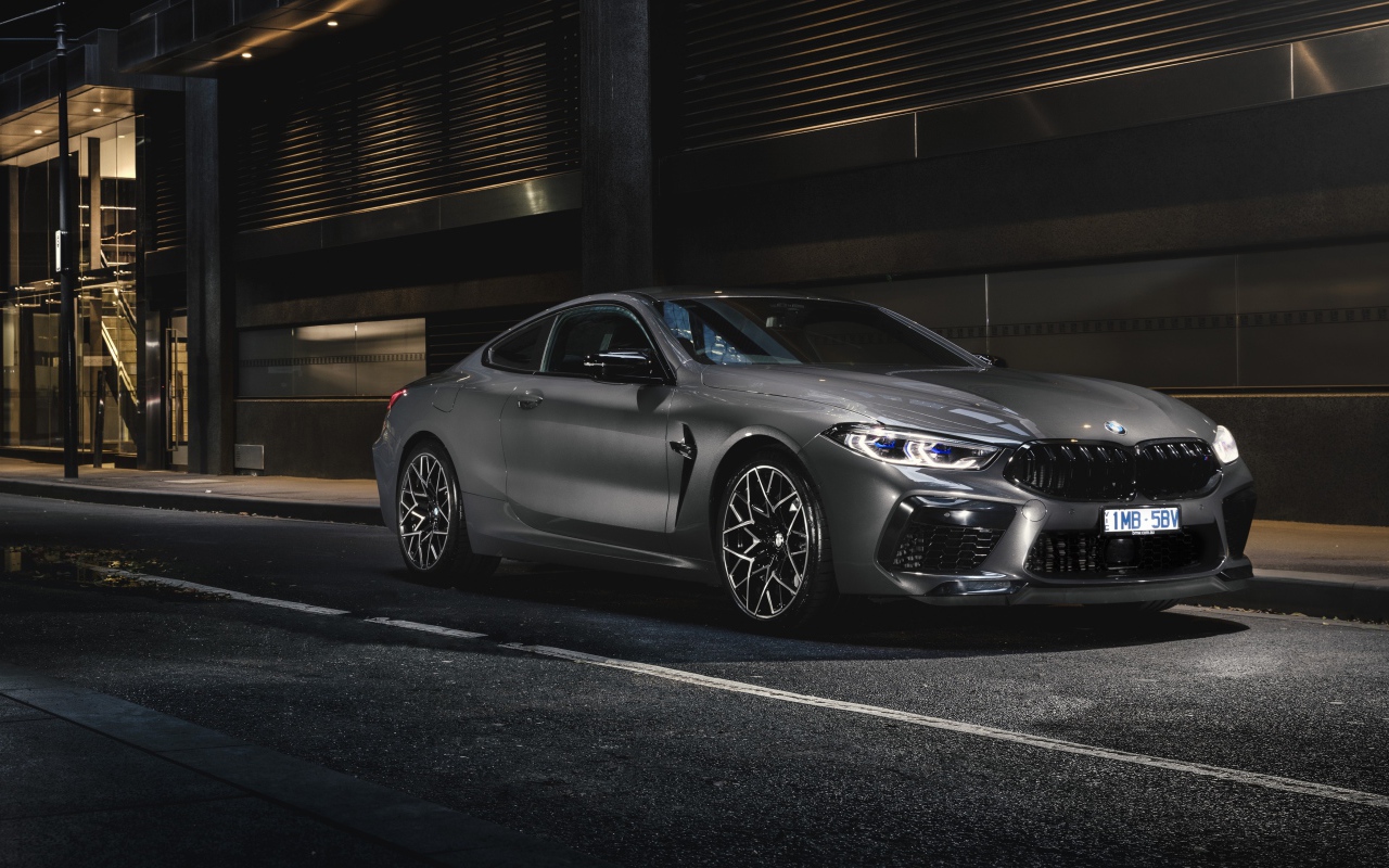 Автомобиль BMW M8 Competition Coupe 2020 года на улице города