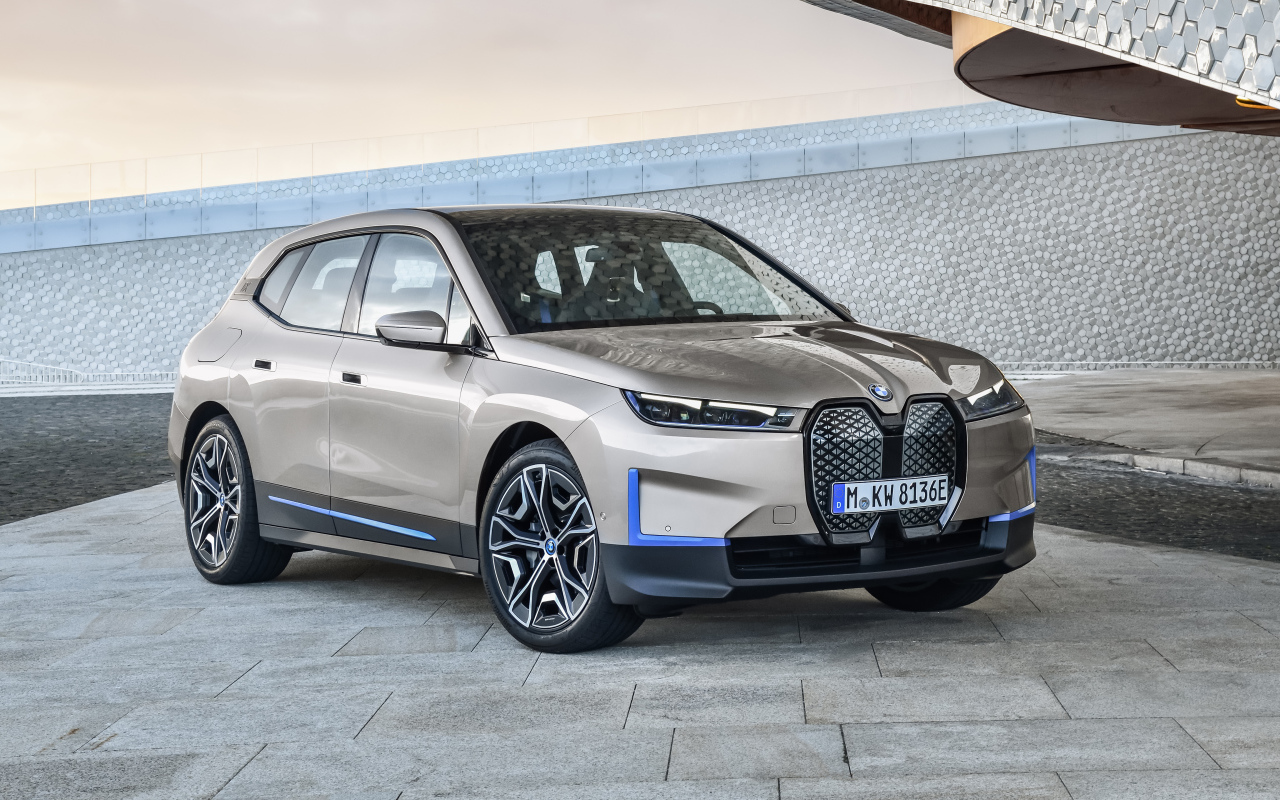 Серебристый внедорожник BMW IX Sport 2021 года  у стены