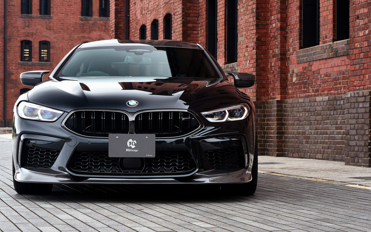 Черный автомобиль BMW M8, 2020 года у кирпичной цены