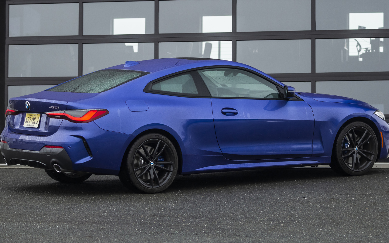 Синий автомобиль BMW 430i XDrive, 2021 года вид сбоку