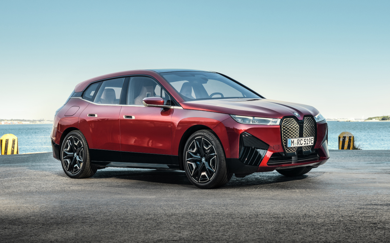 Бордовый автомобиль BMW IX 2021 года у воды