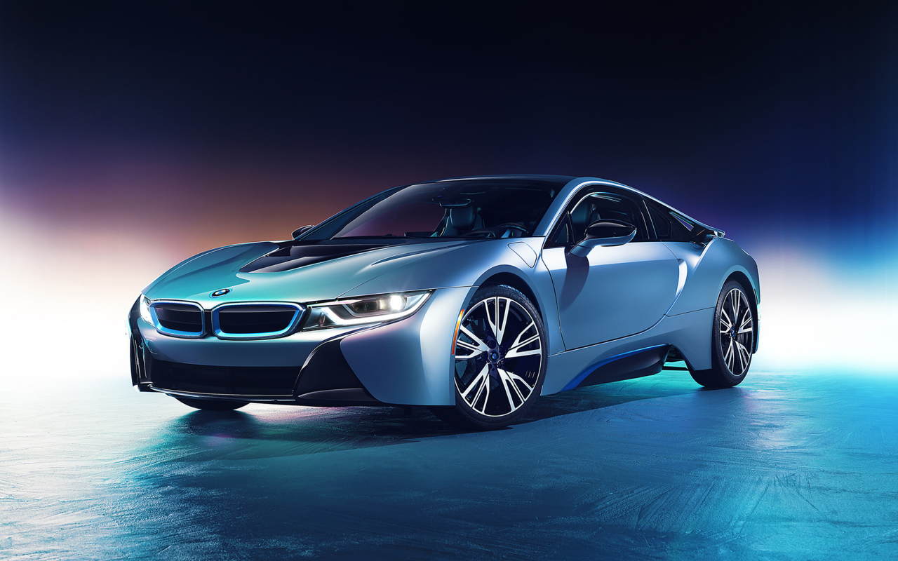 Серебристый автомобиль BMW I8 CGI