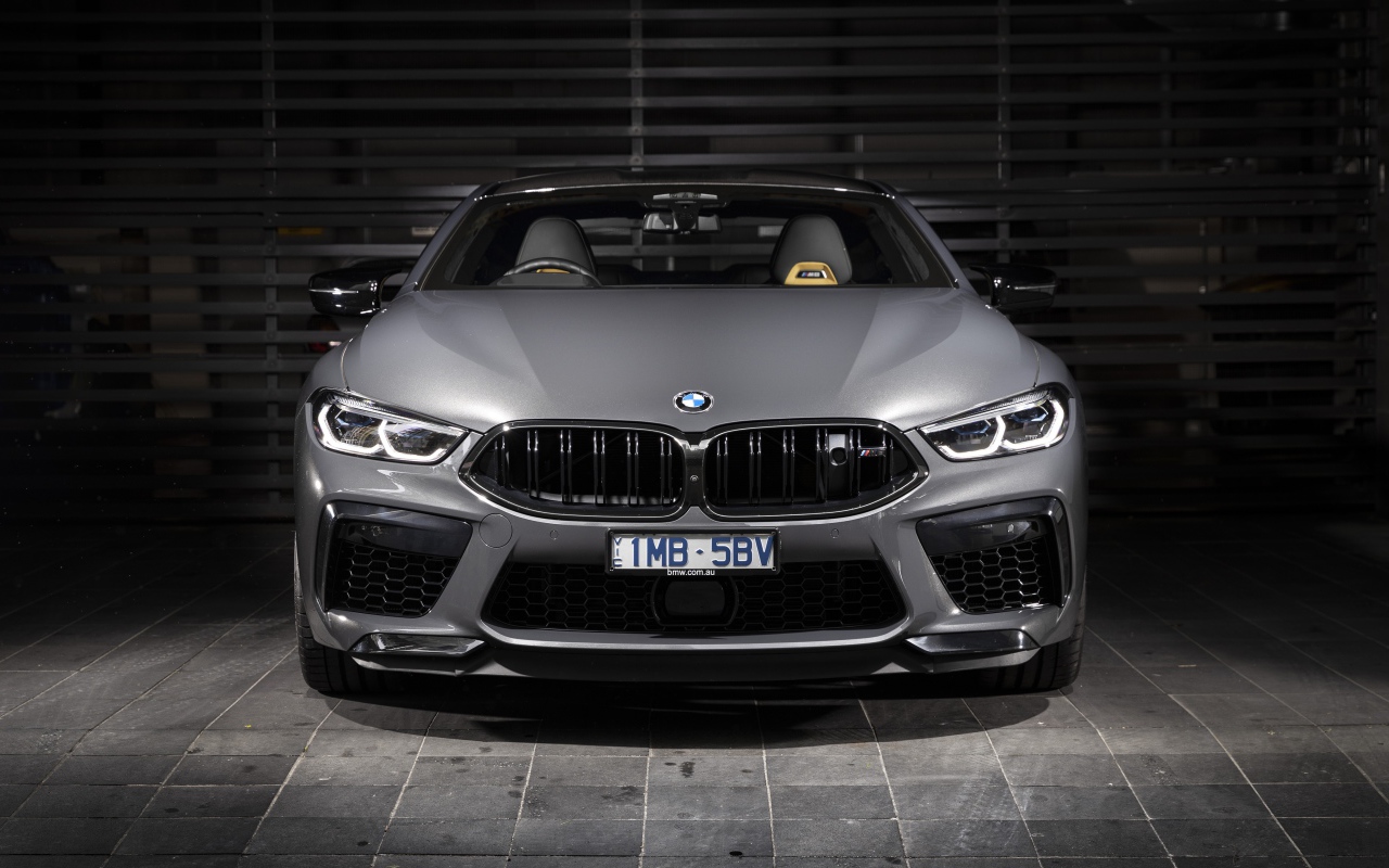Серебристый автомобиль BMW M8,  2020 года