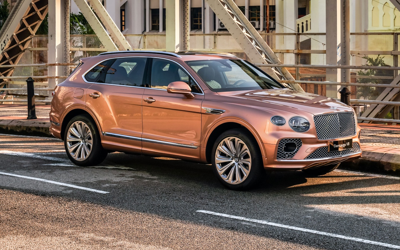 Кроссовер Bentley Bentayga V8 2020 года на мосту 