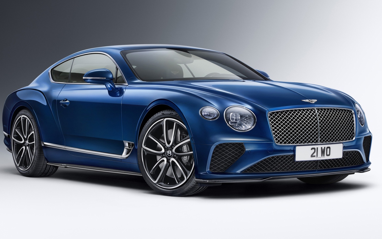 Синий автомобиль Bentley Continental GT Styling 2020 года на сером фоне вид спереди