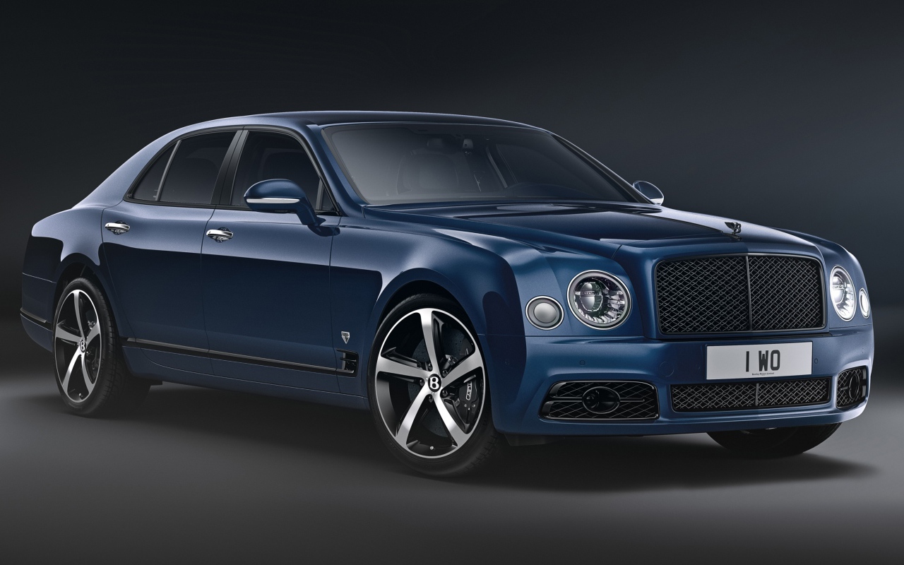 Синий дорогой автомобиль Bentley Mulsanne,  2020 года на сером фоне