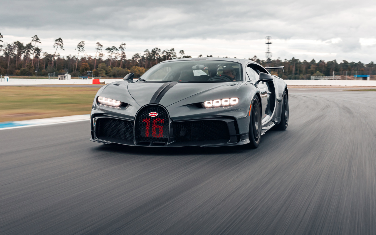 Спортивный Bugatti Chiron Pur Sport 2020 года на трассе