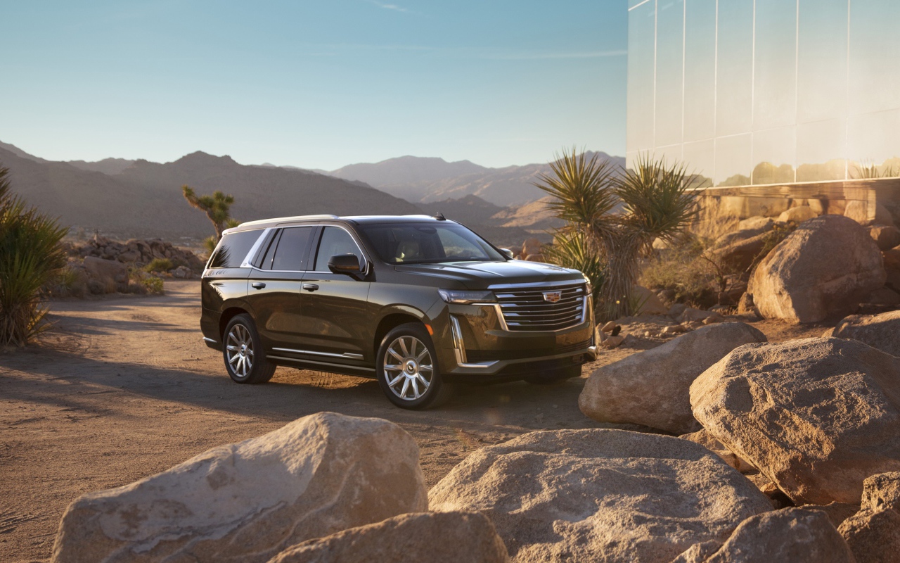 Черный внедорожник  Cadillac Escalade Platinum Luxury, 2021 года у камней