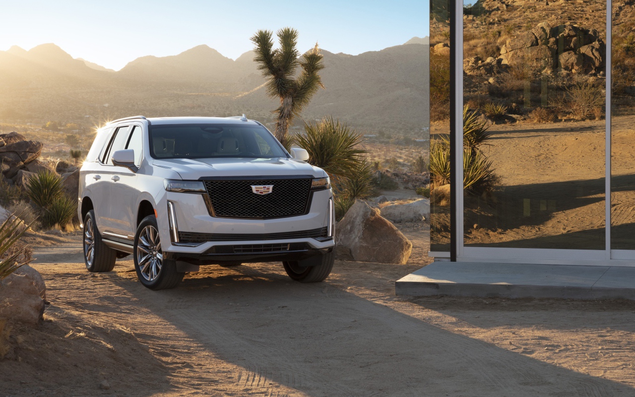 Внедорожник  Cadillac Escalade Platinum Sport, 2021 года у зеркального здания