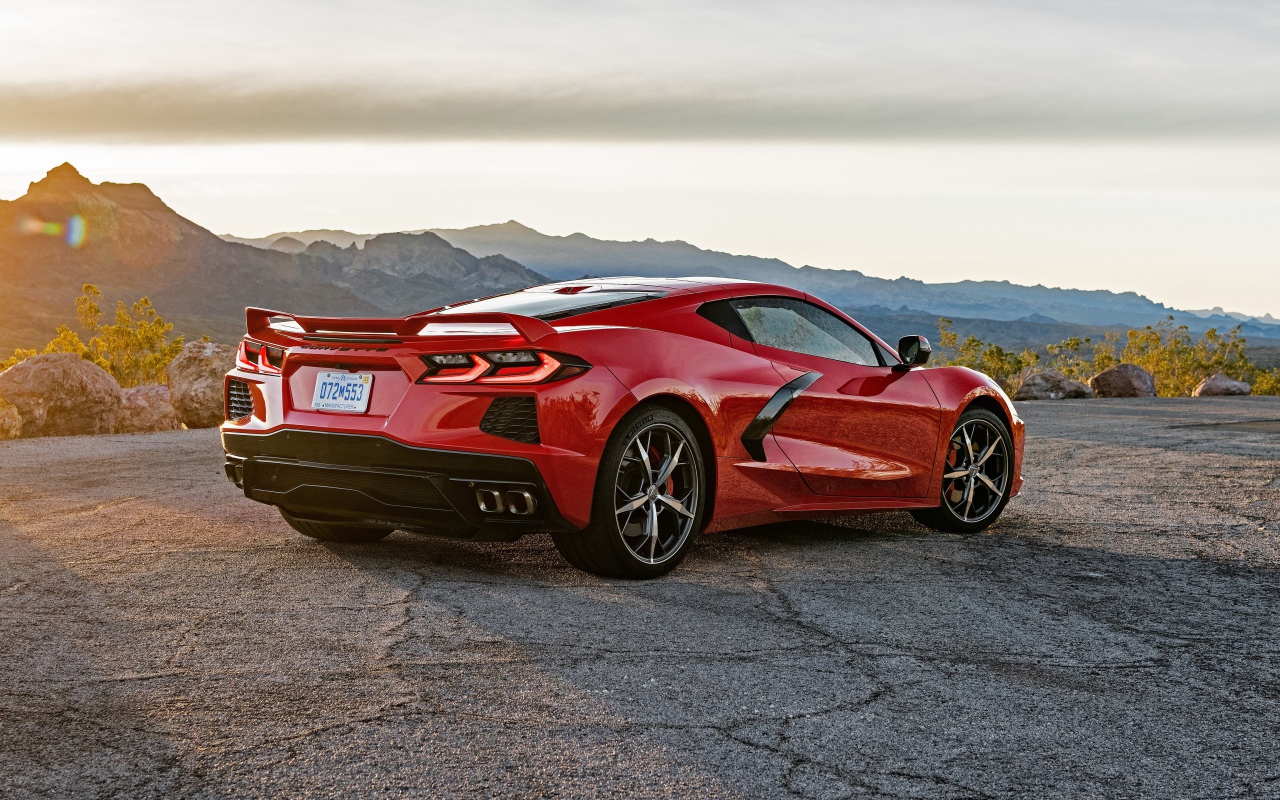 Красный автомобиль  Chevrolet Corvette Stingray Z51, 2020 года в лучах солнца