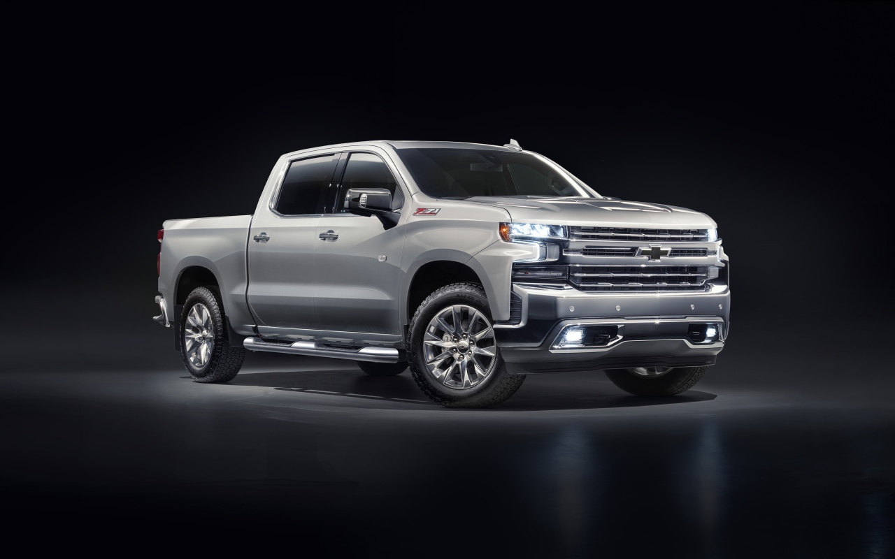 Серебристый автомобиль Chevrolet Silverado 1500 LTZ Z71 Premium Edition 2020 года на черном фоне