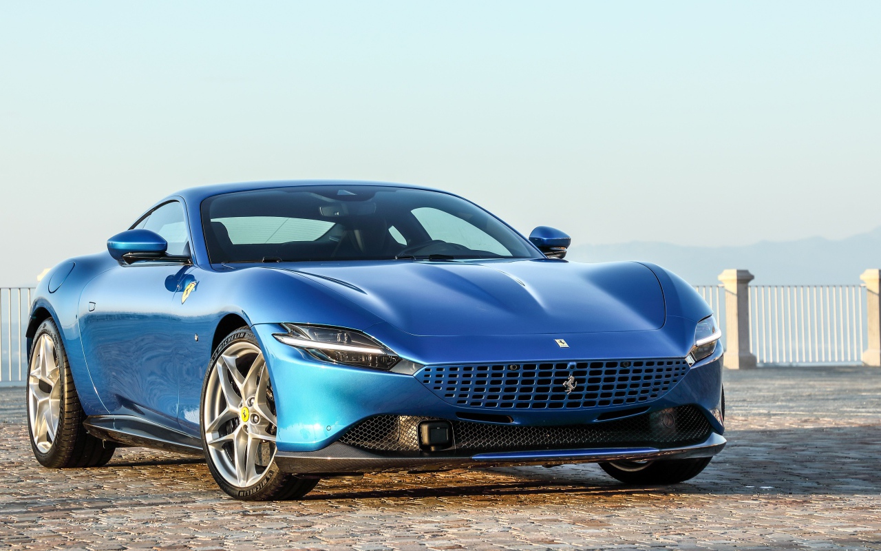 Синий быстрый автомобиль Ferrari Roma 2021 года 