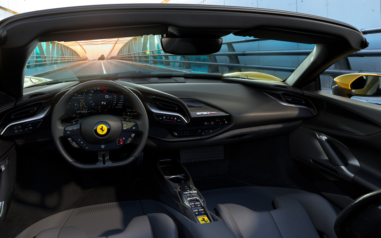 Черный салон автомобиля Ferrari SF90 Spider 2021 года