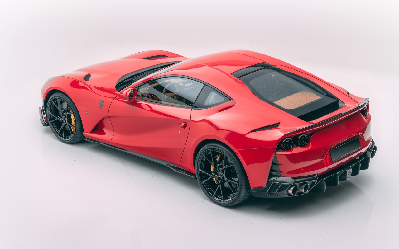 Красный автомобиль Mansory Ferrari 812 Superfast Soft Kit 2020 года на белом фоне