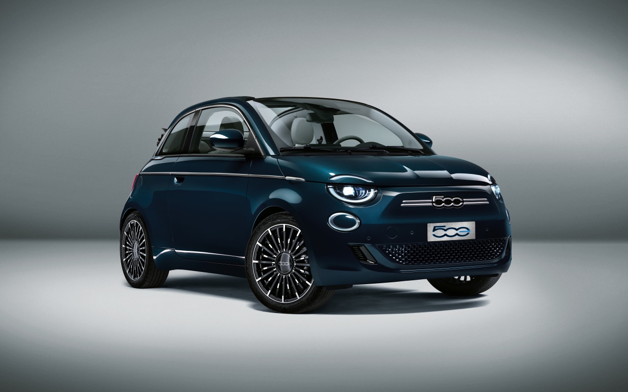 Автомобиль Fiat 500 La Prima Deutschland Cabrio 2020 года на сером фоне