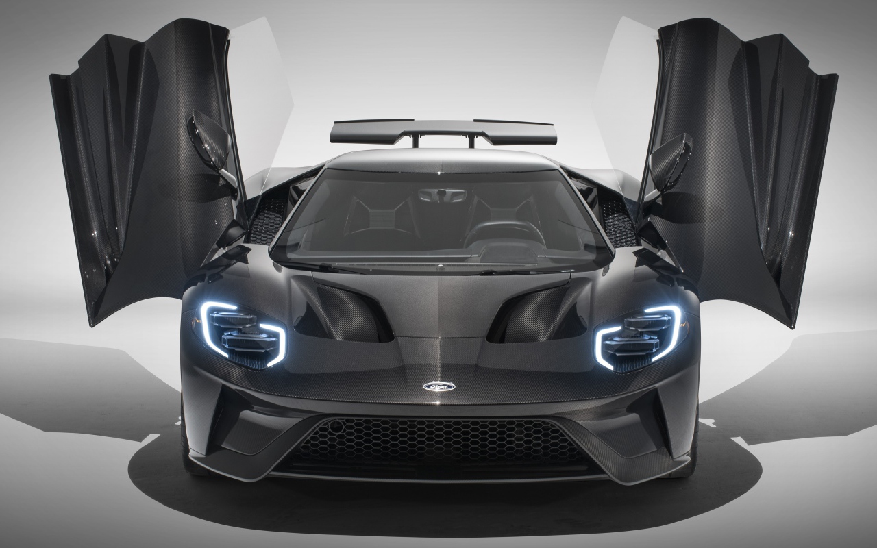 Автомобиль Ford GT Liquid Carbon, 2020 года с открытыми дверями
