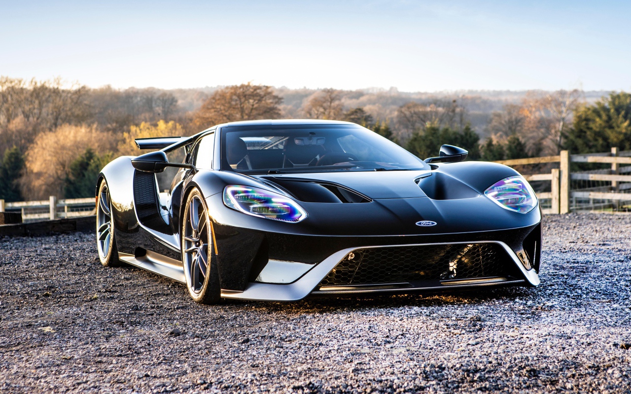 Черный дорогой автомобиль Ford GT в лучах солнца