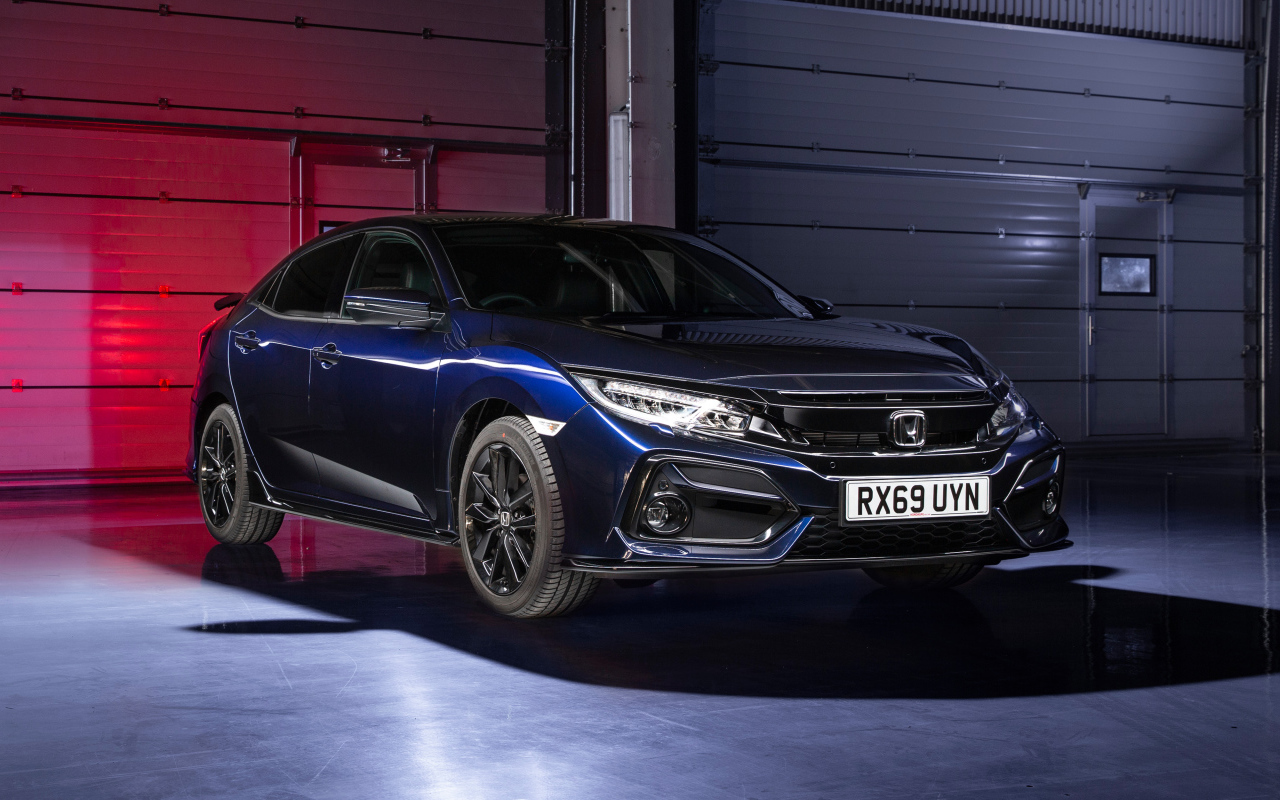 Синий автомобиль Honda Civic, 2019 года в гараже