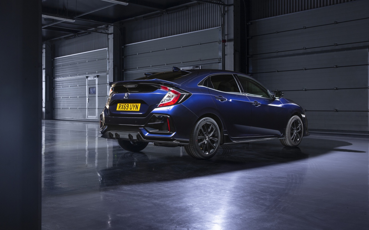 Синий хэтчбек Honda Civic  2019 года в гараже