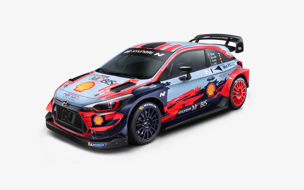 Спортивный Hyundai I20 Coupe WRC 2020 года на белом фоне