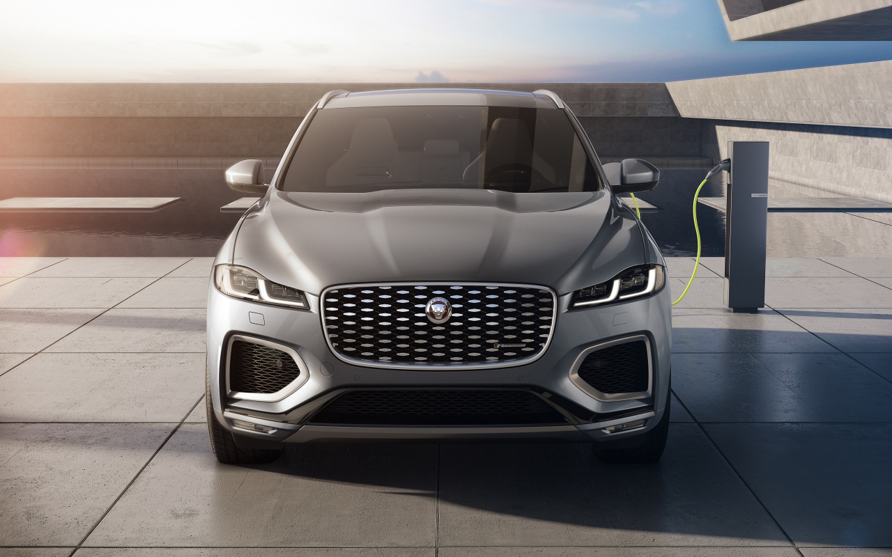 Серый автомобиль Jaguar F-Pace P400e AWD 2020 года на заправке