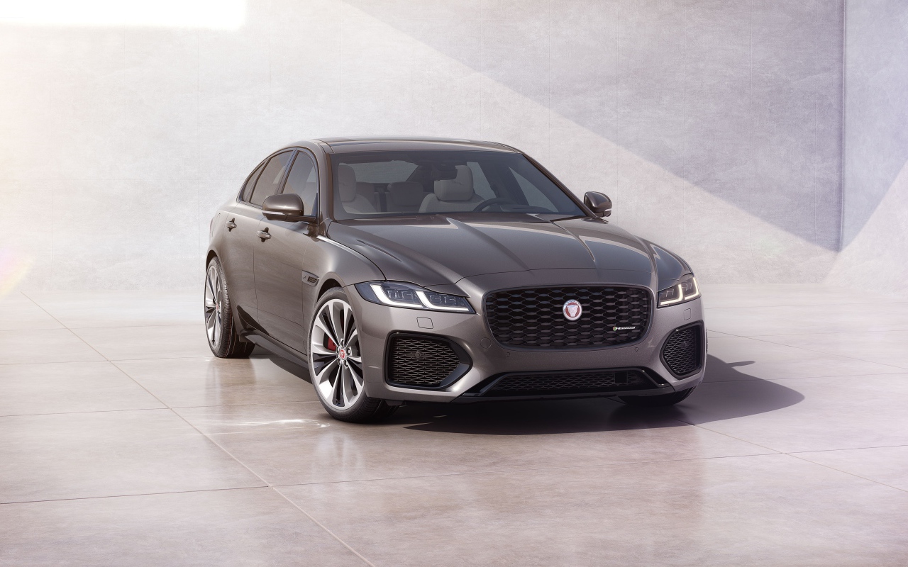 Автомобиль Jaguar XF P300 AWD R-Dynamic 2020 года у серой стены 